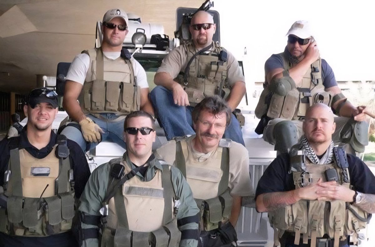 الظاهر الرفيق محمد وجماعة المقاولة ومن لف لفهم وصلوا لحالة من اليأس في مواجهتي. اختاروا اسلوب التشهير تحت مسميات وهمية حالهم حال كل جبان عديم الشرف ابن رفيقة كما يقولون.
نضع أمامكم جميعا المنشور والصورة المزيفة التي هدفها التشهير والصورة الأصلية.
طاح حظكم جبناء اولاد العاهرات.