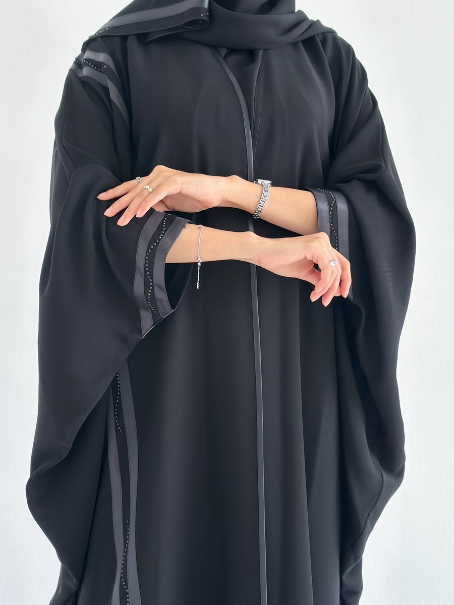 jgrabayat's tweet photo. 🖤 عبايات روز – أناقة تُحاكيك
لأن العباية أكثر من مجرد لبس.. هي بصمتك، وأناقتك، وتفاصيلك الخاصة ✨
اختاري من تصاميمنا الراقية اللي تجمع بين الفخامة والبساطة وتليق بكل لحظة من يومك.
اكتشفي تشكيلتنا الكاملة عبر موقعنا 👇
🌐 https://t.co/CnKc4sOSGE
#عبايات_روز #عبايات #موضة https://t.co/rLyrbrPMwd
