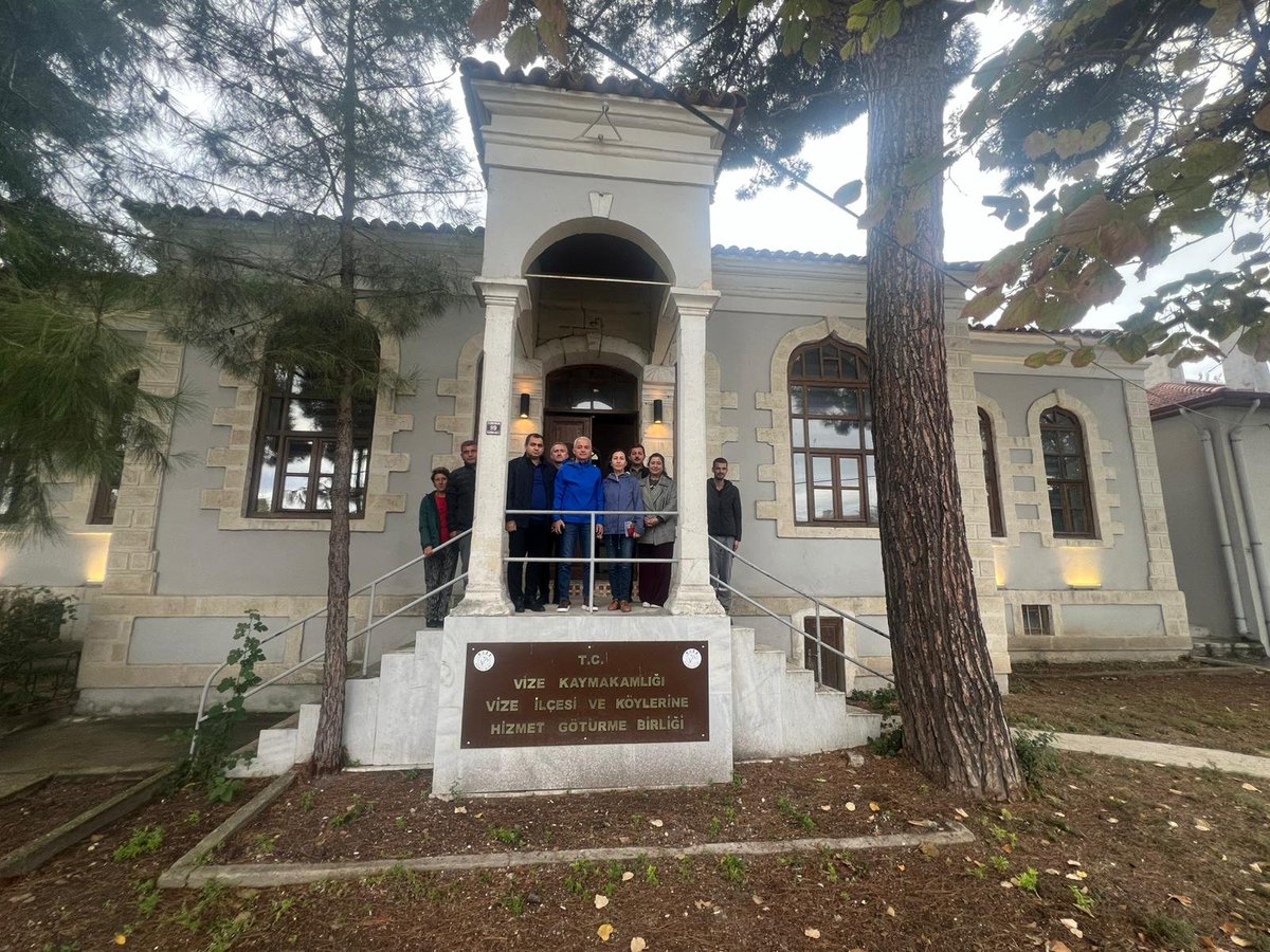valikirklareli's tweet photo. Valimiz Sayın Uğur Turan, kıymetli eşi Nihal Turan Hanımefendi ve Vize Kaymakamı Kemal Balaban, Vize İlçesi ve Köylerine Hizmet Götürme Birliği Hizmet Binası ile İlçe Halk Kütüphanesini ziyaret etti. Kütüphanede öğrencilerimiz ile yakından ilgilenen Sayın Valimiz, onlarla sohbet ederek dersleri ve eğitim hedefleri hakkında bilgi aldı.
