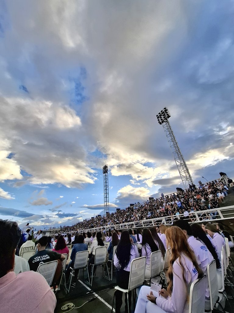 perniareyes's tweet image. #UCAT | Misa de inicio de año académico 2025-2026, en el Estadio de la Universidad Católica del Táchira 🇻🇪 (@notiucat).
