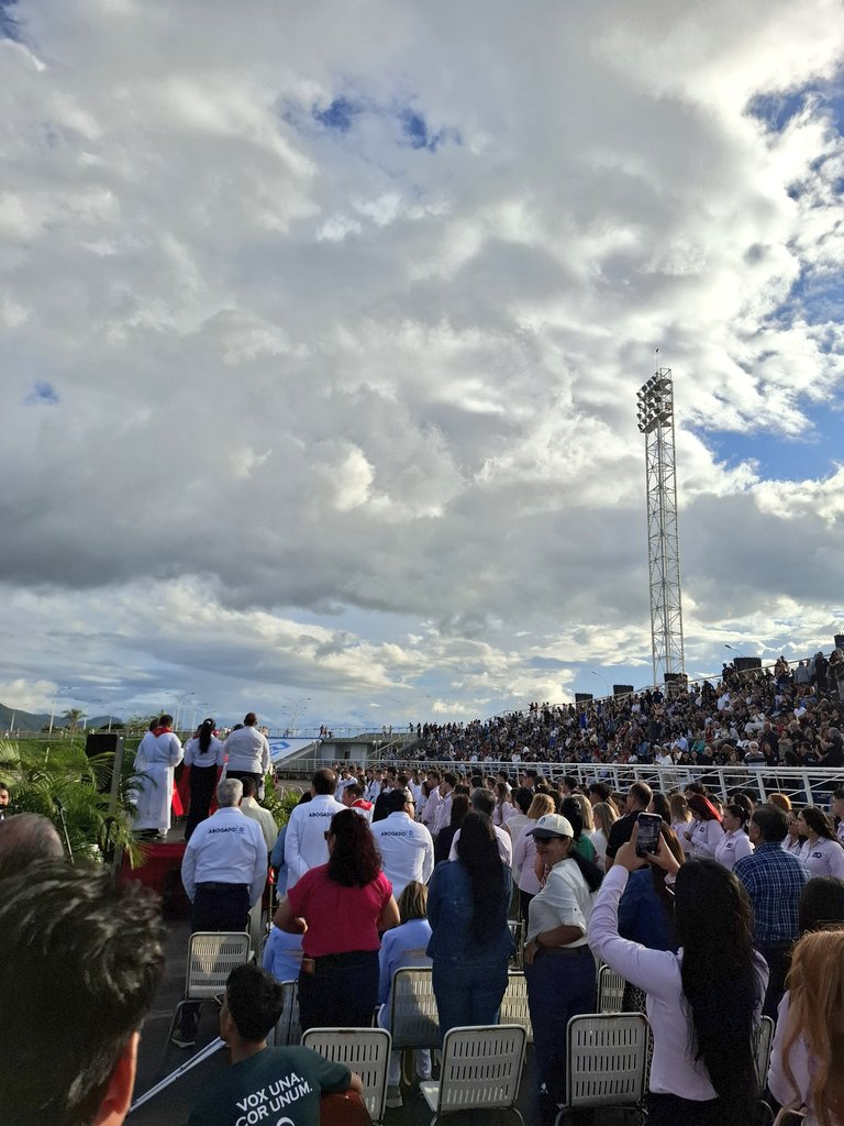 perniareyes's tweet image. #UCAT | Misa de inicio de año académico 2025-2026, en el Estadio de la Universidad Católica del Táchira 🇻🇪 (@notiucat).