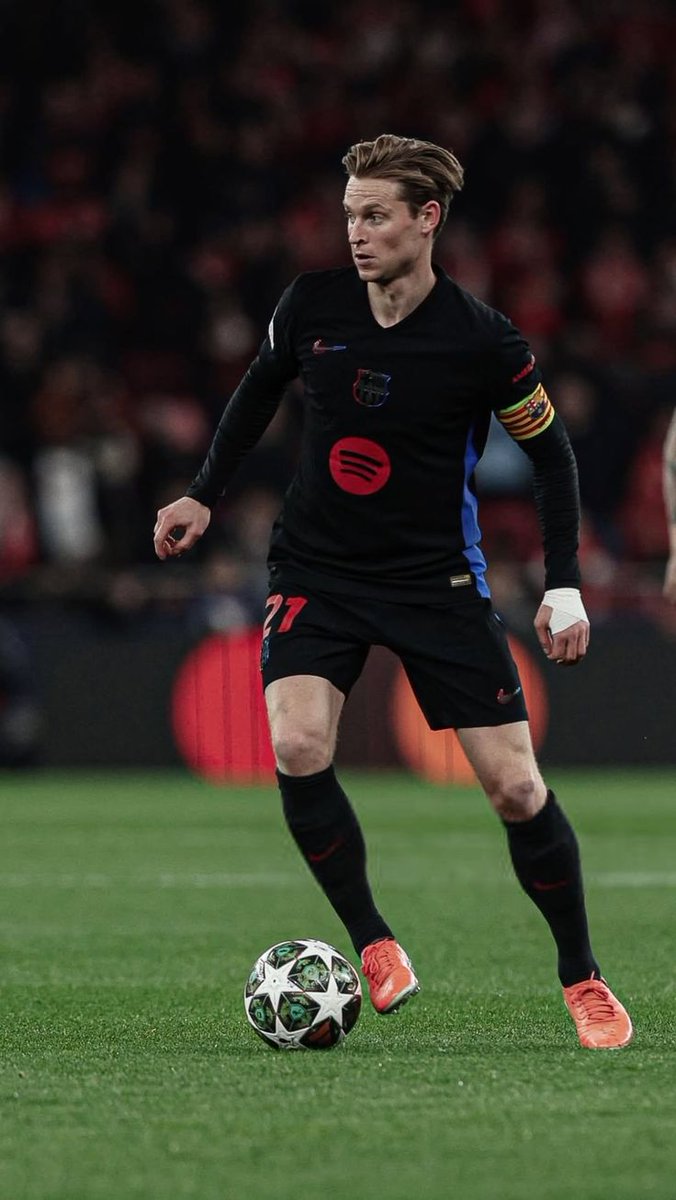 Lordvez77's tweet image. 💢They Thought we wouldn&apos;t Notice 😂 ....
Last season:

Frankie De Jong G/A In 46 Games 👇
2 Goals and 2 Assists 

Dewsbury Hall in 36 Games he barely started any
👇
5 Goals and 3 Assists 

One Controls the Tempo of the game 🎮, while the other is a substitute player 😂...