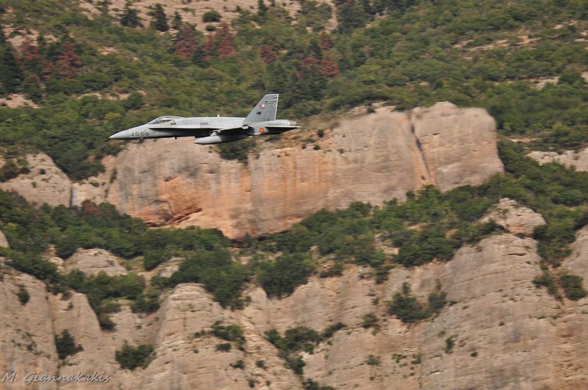 MyronGian's tweet photo. Spanish Hornet from Ala 46 of the Ejército del Aire y del Espacio (Spanish Air and Space Force) against a rocky background
.
#500feet500knots #Iniochos25 #Iniochos2025 #EjercitodelAireydelEspacio #ala46 #FeeltheNeed #χωρίςεπεξεργασία @Ala46_ea #Hornet #spanishhornet #F18 #EF18 https://t.co/dsj6NOFN7f
