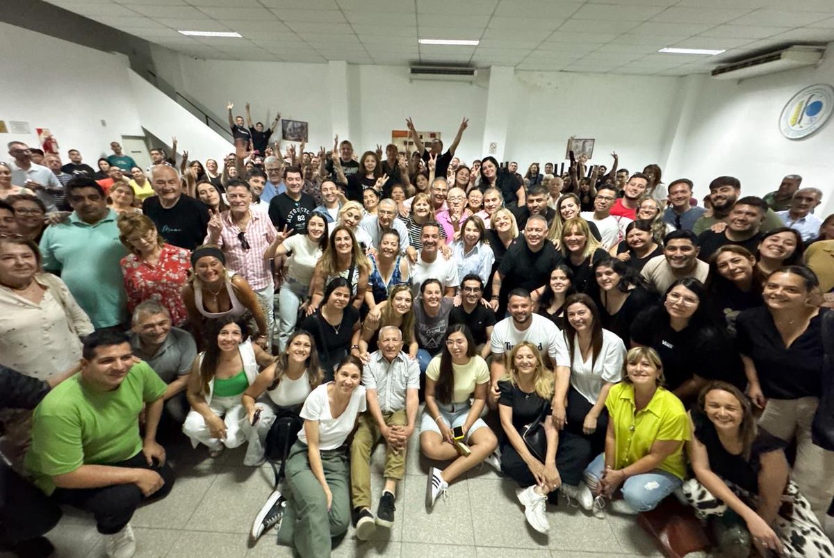 miguelsiciliano's tweet photo. ¡QUE LINDO SÁBADO DE ENCUENTRO!

Hoy compartimos una hermosa reunión con dirigentes de Capital y el equipo de @oriutort. 

Fue un encuentro lleno de diálogo, respeto y compromiso, donde reafirmamos algo fundamental, cuando trabajamos juntos, dejando de lado las diferencias y poniendo por delante a Córdoba, todo es posible.

El camino que tenemos por delante nos necesita unidos, con una mirada común y un mismo objetivo, seguir construyendo una ciudad, una pro vía y un país más justo, más moderno y con más oportunidades para todos y todas.