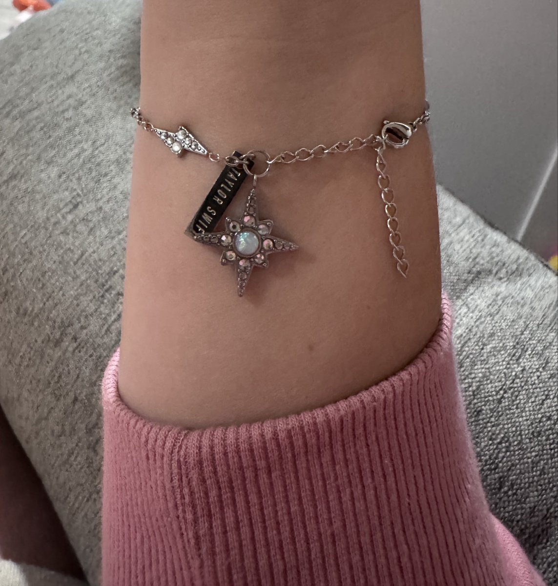 kaitsversionx's tweet image. i fear i’ll be sleepless in the onyx night until i get the matching necklace and earrings 🩵

sorry guys idk how to take a cute photo of a bracelet on 😂