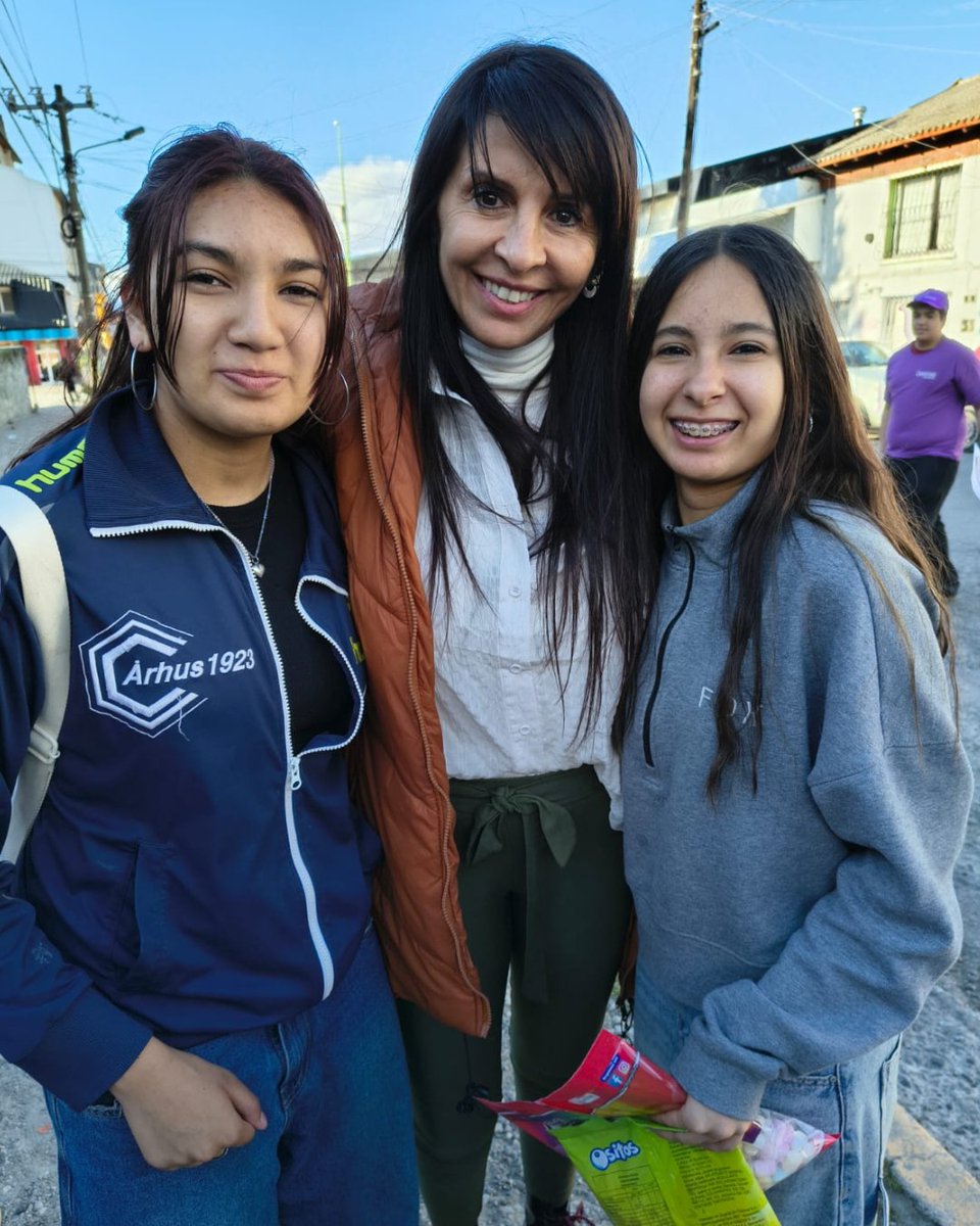 LoreVillaverde1's tweet photo. Seguimos llevando a cada rincón las ideas de nuestro presidente Javier Milei, con la convicción de que el cambio ya empezó. 🇦🇷

En Bariloche compartimos una jornada de encuentro y diálogo con personas que sienten, como nosotros, el deseo de ver crecer a Río Negro. 🌄

Cada paso que damos reafirma nuestro compromiso de recorrer la provincia, escuchar, acompañar y construir una Río Negro con más oportunidades y sin privilegios. 💜

Este 26 de octubre: La Libertad Avanza o Argentina retrocede.

@JMilei @LLibertadAvanRN 

#LaLibertadAvanza  #rionegro #Bariloche