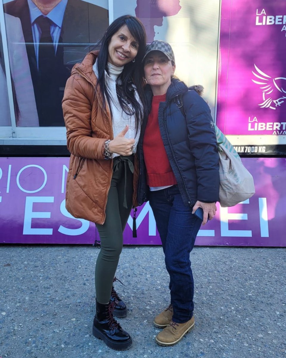 LoreVillaverde1's tweet photo. Seguimos llevando a cada rincón las ideas de nuestro presidente Javier Milei, con la convicción de que el cambio ya empezó. 🇦🇷

En Bariloche compartimos una jornada de encuentro y diálogo con personas que sienten, como nosotros, el deseo de ver crecer a Río Negro. 🌄

Cada paso que damos reafirma nuestro compromiso de recorrer la provincia, escuchar, acompañar y construir una Río Negro con más oportunidades y sin privilegios. 💜

Este 26 de octubre: La Libertad Avanza o Argentina retrocede.

@JMilei @LLibertadAvanRN 

#LaLibertadAvanza  #rionegro #Bariloche