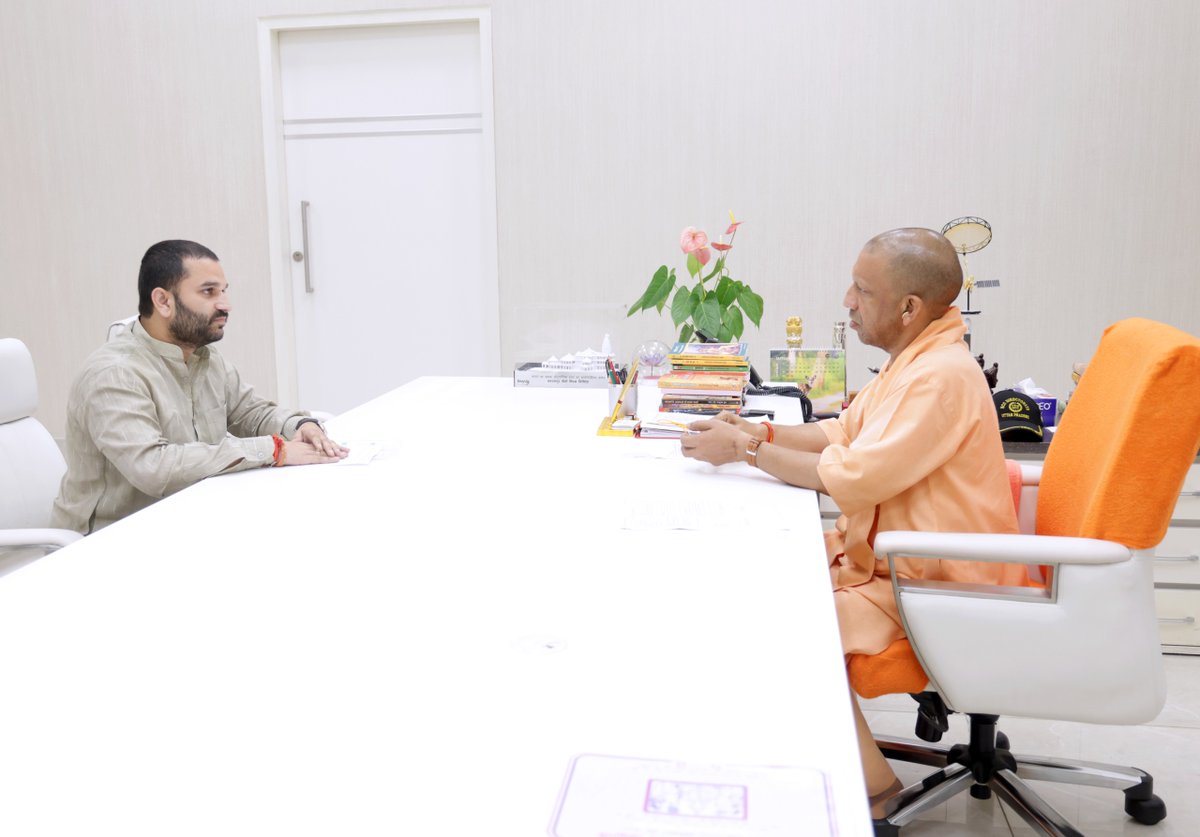 myogioffice's tweet image. मुख्यमंत्री श्री @myogiadityanath जी महाराज से आज लखनऊ में जनपद लखीमपुर के गोला गोकर्णनाथ विधान सभा क्षेत्र से माननीय विधायक श्री अमन गिरी जी ने शिष्टाचार भेंट की।

@amanarvindgiri
