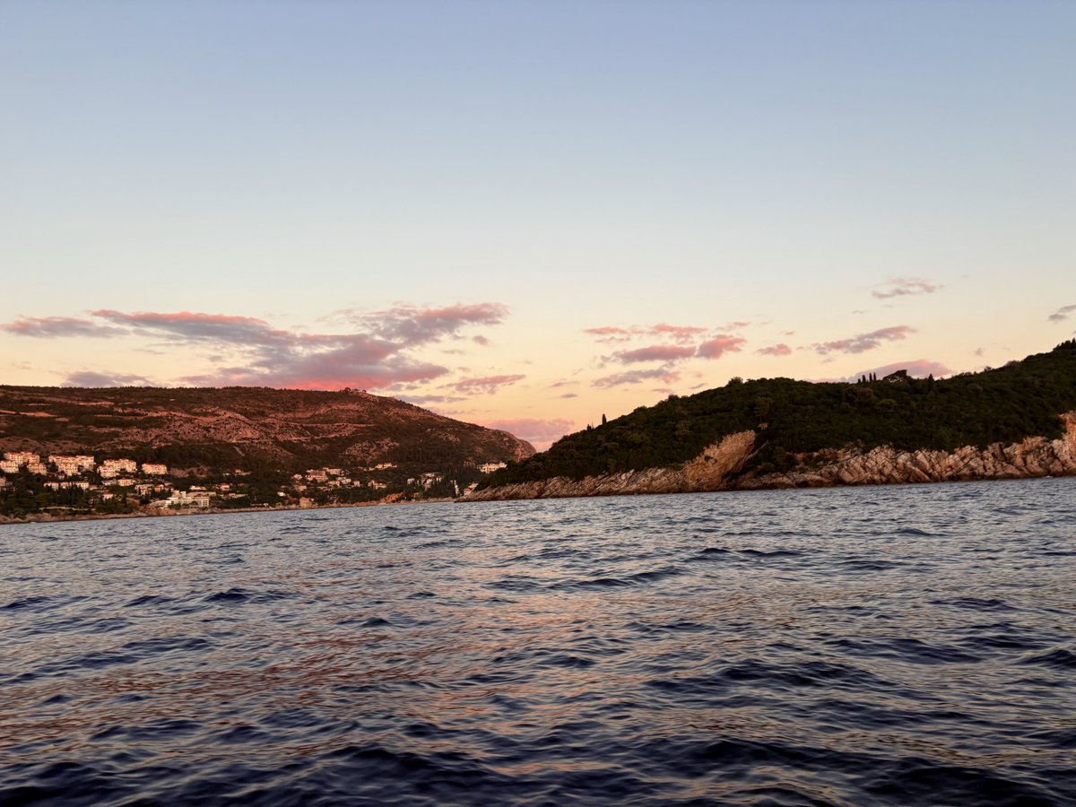 _katieroper's tweet image. Lost in the colours of the Croatian sunset
