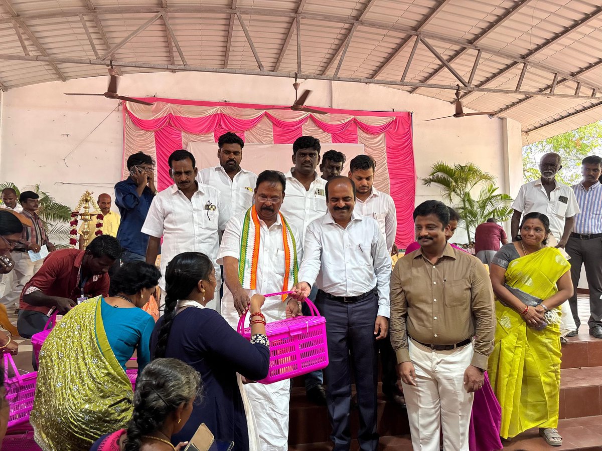 ruby_manoharan's tweet image. இன்று (11.10.25) மூலைக்கரைப்பட்டியில் நலம் காக்கும் ஸ்டாலின் மருத்துவ முகாம் மாவட்ட ஆட்சியர் மருத்துவர் சுகுமார் தலைமையில் ரீச் பள்ளியில் வைத்து நடைபெற்றது. இதில் நான் சட்டமன்றத்தில் வினாக்கள் நேரத்தில் வைத்த கோரிக்கையினை ஏற்று இந்த முகாமில் நாங்குநேரி சட்டமன்ற தொகுதிக்கு உட்பட்ட…