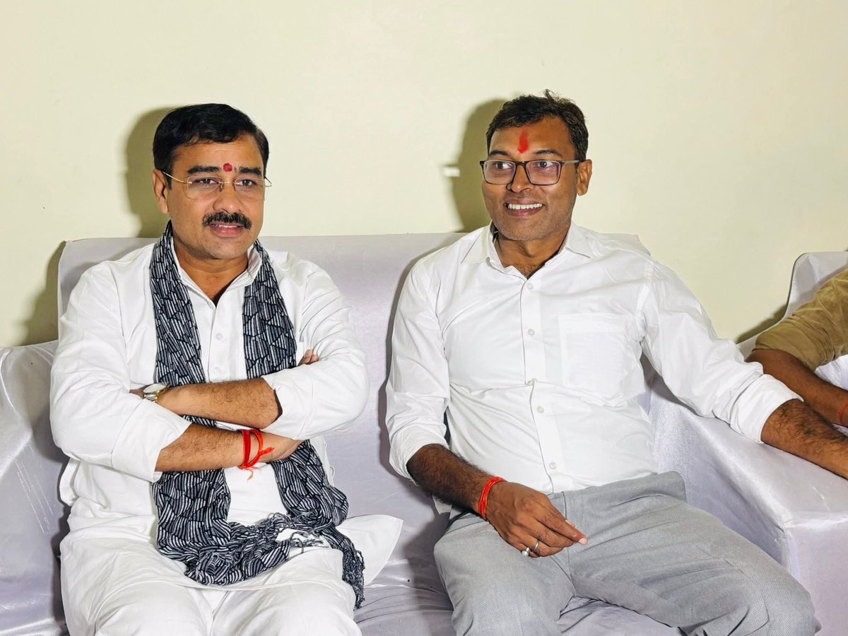 विधानसभा क्षेत्र के ख़ुर्रमपुर निवासी श्री ब्रजेश कुमार (IES) के पुत्र चि. तनेश के शुभ मुण्डन संस्कार कार्यक्रम में उनके निज निवास पहुँचकर अपनी बधाई, शुभकामनाएं प्रेषित की।