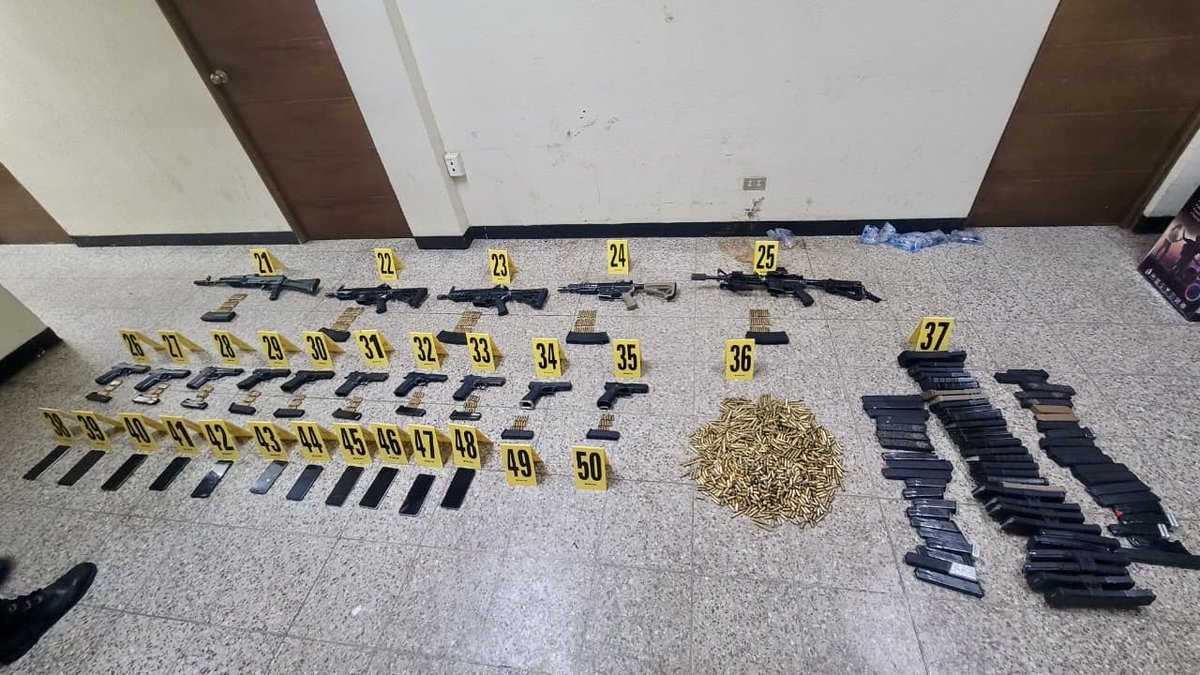 FJimenezmingob's tweet image. 🚨 GOLPE CONTUNDENTE AL CRIMEN ORGANIZADO EN #ESCUINTLA🚨
Tras una intensa labor de #DEIC @PNCdeGuatemala se desarticuló estructura criminal vinculada al narcotráfico.
- 393 kilos de cocaína incautados
⚠️(~40.3 millones de quetzales)⚠️
- 14 capturas en flagrancia
- 17 armas y…