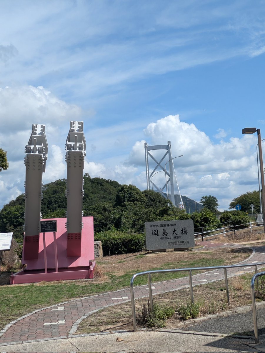 四国方面からだと最後のPA、しまなみ海道の ＃大浜PA（上り線） ハイウェイショップで昼食。
尾道ラーメンは細めの平打ち麺で、しっかりとした旨みのあるスープ🍜
タコ飯は薄めの味付けで、ラーメンとの相性も抜群🐙✨
食が進みました。
maps.app.goo.gl/vLMojQ5TzkoNA7…