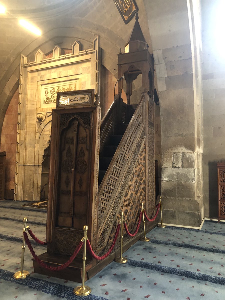 #Kayseri’de #Danişmendli eseri Camii Kebir’in (1135) çivi kullanmadan 5426 parçayla yapılan 900 yıllık mimberi.