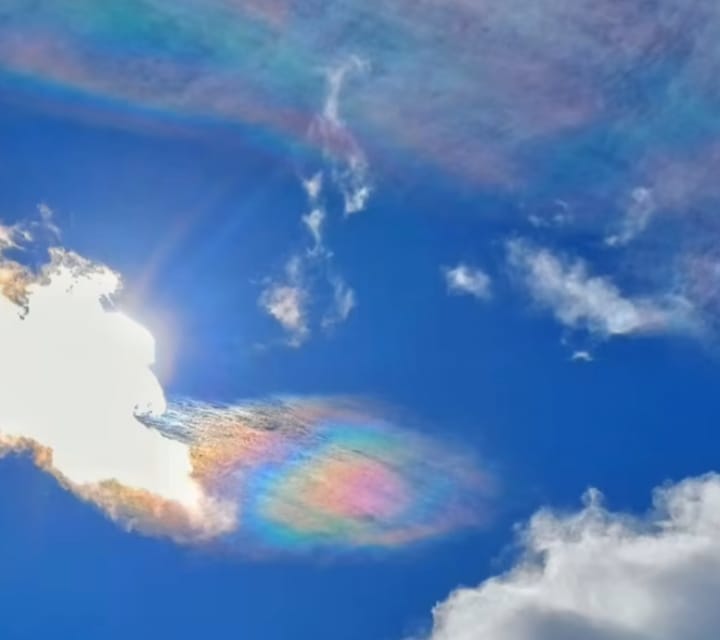 GeonotasVzla's tweet photo. Hace unos días atrás, una nube iridiscente en Los Pijiguaos.
Fenómeno óptico en el que una nube muestra colores similares a los del arcoíris. Se produce cuando la luz solar se difracta al pasar a través de gotas de agua o cristales de hielo de tamaño similar dentro de la nube. https://t.co/5chF2xCVsO