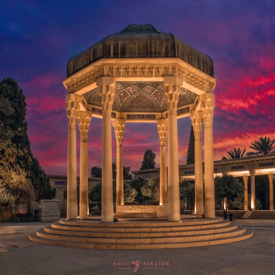 RaheenoTravel's tweet photo. ز شعرِ دلکَشِ #حافظ کسی بُوَد آگاه
که لطفِ طبع و سخن گفتنِ دَری داند
«حافظ»

۲۰ مهرماه، روز بزرگداشت #حافظ_شیرازی

#شیراز #حافظیه https://t.co/WUkHQyB33u