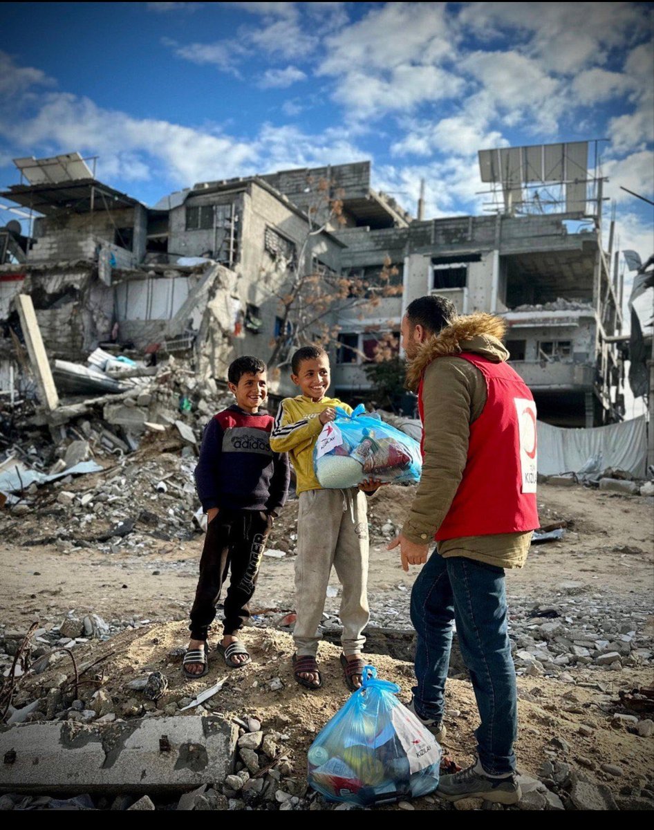 Çok şükür Türk Kızılay’ı Gazze’de…

Bunca  zulümden sonra  yüzlerini gülerken görmek de nasip oldu .

Türk Cumhuriyeti  hem masada hem sahada 

<a href="/Kizilay/">Türk Kızılay</a>