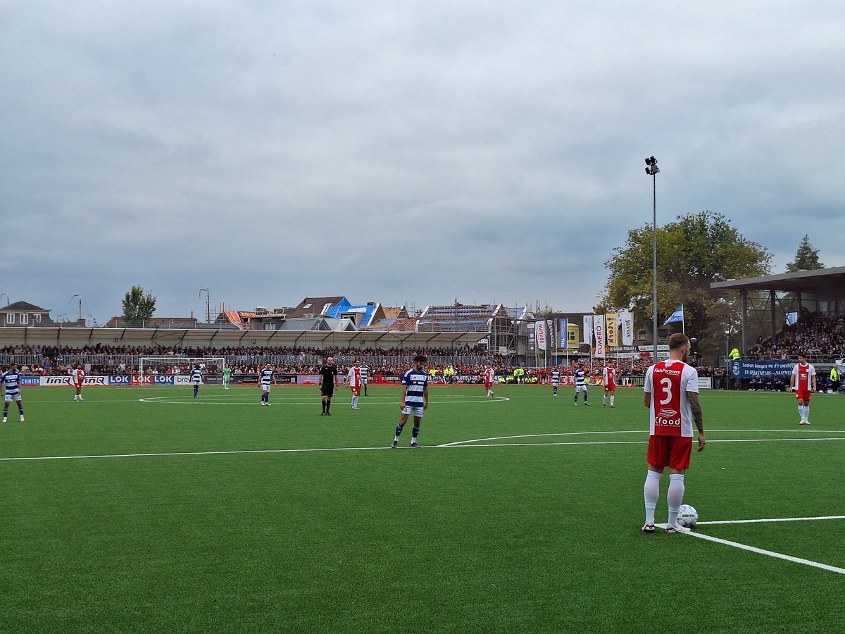 niek92jansen's tweet photo. ⚽️ SV Spakenburg 🆚 IJsselmeervogels
📅 11-10-2025
⚖️ 1-0
🏆 Tweede Divisie
🏷️ 8.000 toeschouwers (uitverkocht)
📍 Sportpark De Westmaat, Spakenburg 🇳🇱

Spakenburg wint de derby verdiend.
 
🔵 🆚️ 🔴

#spaijs #SVSpakenburg #IJsselmeervogels #Spakenburg #derby #groundhopping https://t.co/qslaXGpecV