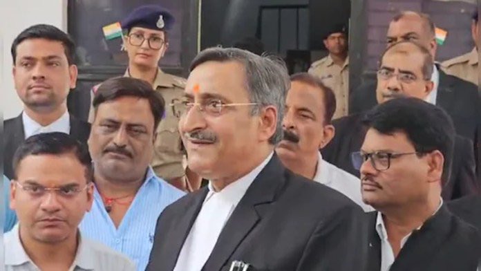 अनिल मिश्रा सनातनी हिंदुओं की आवाज़ है।

आज भले ही कुछ लाख लोग ही उनकी राष्टवादी विचारधारा का समर्थन कर रहे है, लेकिन भविष्य में 100 करोड़ सनातनी उनके पीछे खड़े होंगे।

हम सब का भारी समर्थन उनके साथ है।

#मैं_भी_अनिल_मिश्रा 👍