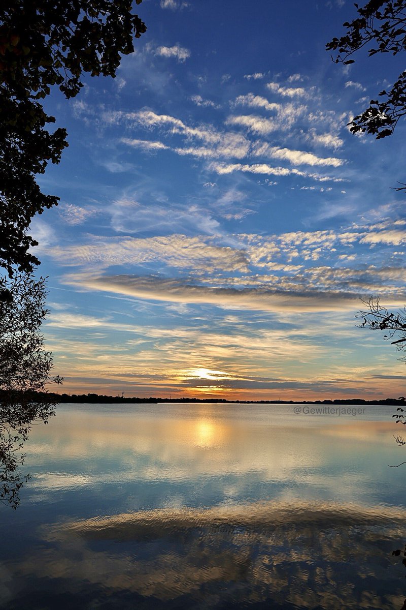 Gewitterjaeger's tweet image. An diesen trüben (Hochnebel-)Tagen muss man jeden Sonnenstrahl irgendwie nutzen, der sich einem bietet.

#sunset #autumn
