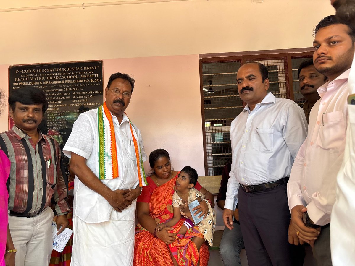 ruby_manoharan's tweet image. இன்று (11.10.25) மூலைக்கரைப்பட்டியில் நலம் காக்கும் ஸ்டாலின் மருத்துவ முகாம் மாவட்ட ஆட்சியர் மருத்துவர் சுகுமார் தலைமையில் ரீச் பள்ளியில் வைத்து நடைபெற்றது. இதில் நான் சட்டமன்றத்தில் வினாக்கள் நேரத்தில் வைத்த கோரிக்கையினை ஏற்று இந்த முகாமில் நாங்குநேரி சட்டமன்ற தொகுதிக்கு உட்பட்ட…
