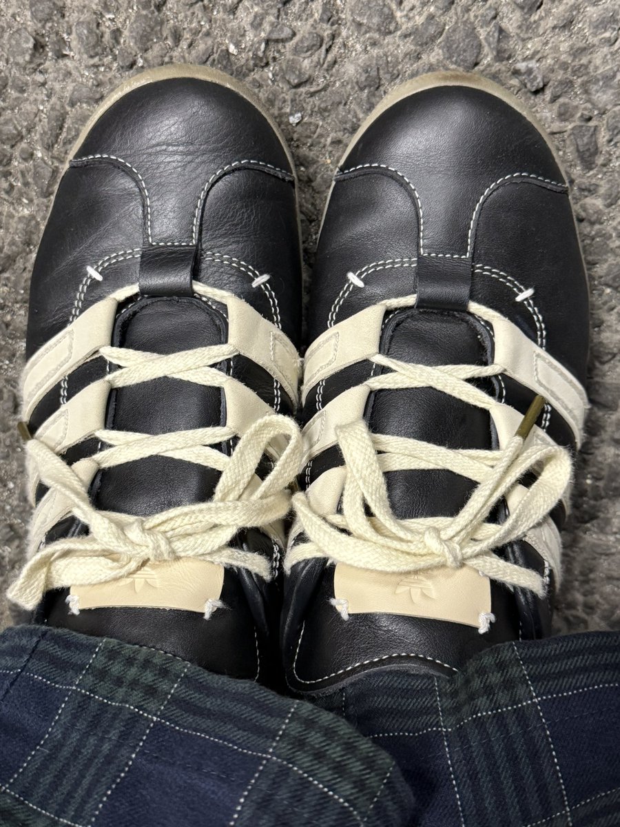 quickfool's tweet image. 第786回 社畜休日靴日記
10/11 adidas FOOT INDUSTRY GAZELLE
Joy Division
ようやく今年のTシャツ日記も終わりつつあるな。
Tシャツのイアンカーティス、23歳で亡くなるわけだけど、俺はその2倍生きているんだな。まったくハンパな生き方だぜ！

#社畜休日靴日記
#社畜休日Tシャツ日記
