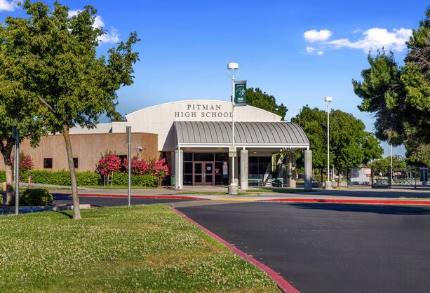 cifsjs's tweet photo. 💚🤍 202 Schools in 202 Days – Today we shine the spotlight on Pitman High School!

📅 Established in 2002, Pitman High School proudly carries the name of John H. Pitman—a longtime Turlock High School educator who dedicated over 40 years to teaching Auto Mechanics, Electricity, and Physics, with a break during WWII to serve as an Aircraft Instructor for the Army Air Corps.

🏆 Athletic Success

17 Section Titles overall

3 consecutive Girls Volleyball Section Titles (2014–2016)

11 Wrestling Section Titles

7 Individual State Champions (all in wrestling)

🌟 Notable Pride Alumni

Colin Kaepernick – NFL Quarterback

Anthony Harding – Fresno State Running Back

Bradin Hagins – Professional Baseball Player

Lindsey Vander Weide – Professional Volleyball Player

📲 Follow the Pride!

X: @pitmanhighAD

Instagram: @pitmanprideathletics