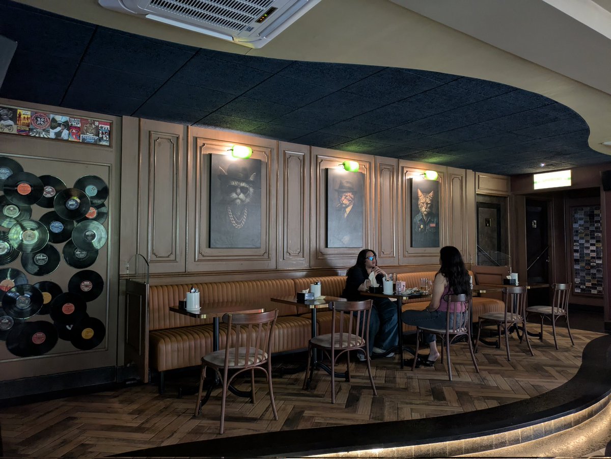 rona_forlife's tweet image. FINALLY got a table at Tommy&apos;s, Old Airport Road. This place, that&apos;s btw only 200m from my house, has been on my Instagram feed for faaaar too long. Vv cool interior w a jukebox, AI generated cat pictures and cassette walls. Need to drop by at night for more vibes.