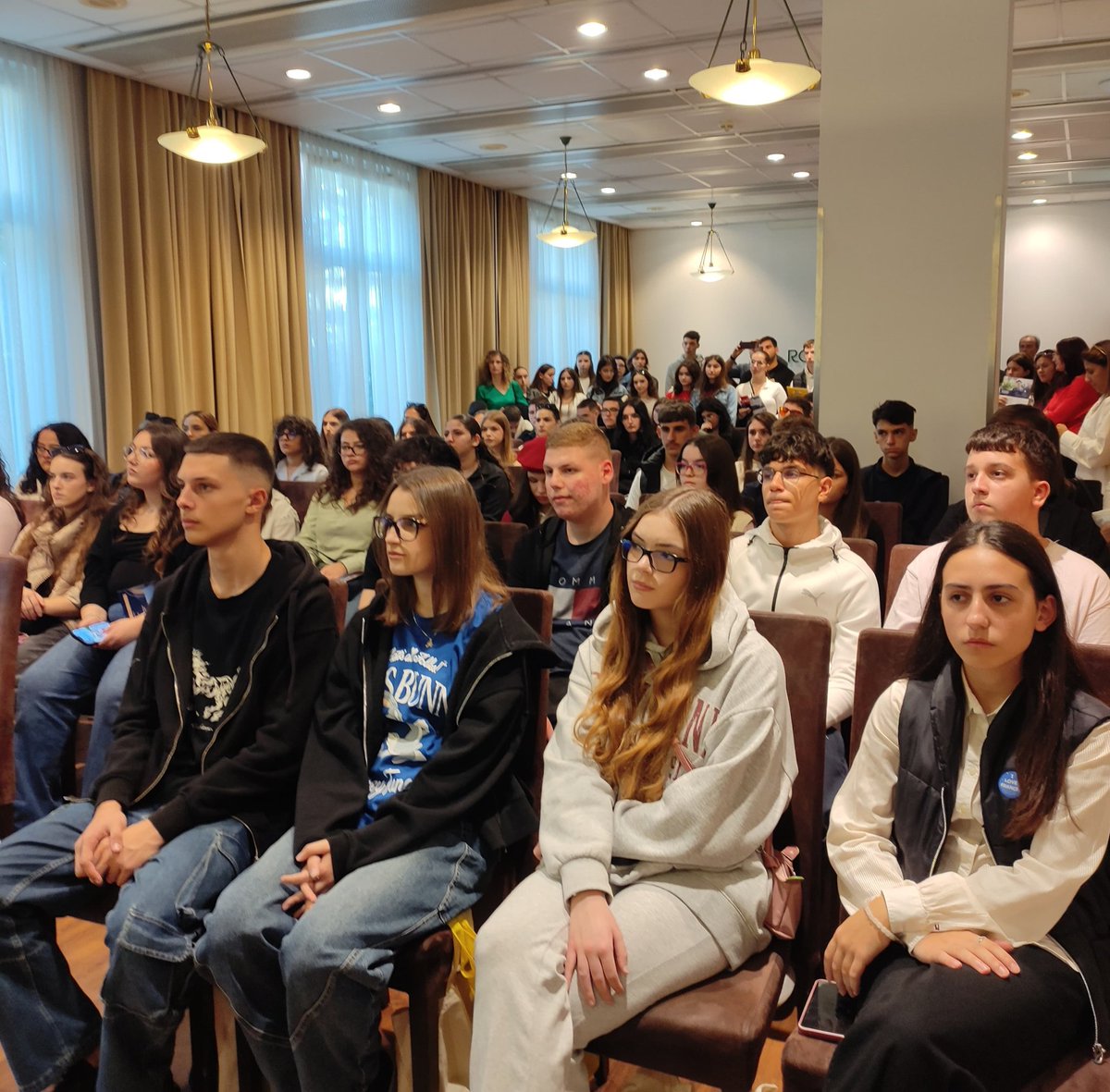 Rendez-vous en 🇫🇷 : Des compétences &amp; des amis pour la vie 
L’ambassadrice de 🇫🇷 en 🇦🇱 a également participé à la séance de présentation de <a href="/CampusAlbanie/">Campus France Albanie</a> pour soutenir les institutions 🇫🇷 présentes sur ce salon, mais aussi pour rencontrer les jeunes 🙋‍♂️🙋‍♀️ &amp; les visiteurs présents