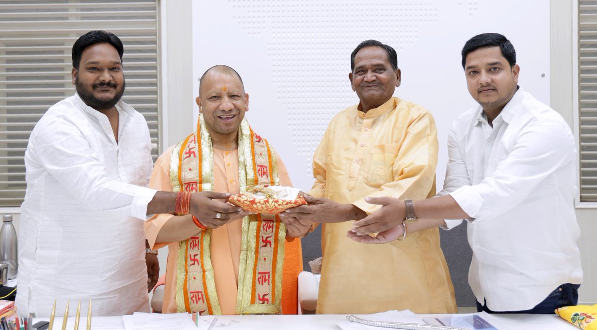 myogioffice's tweet image. मुख्यमंत्री श्री @myogiadityanath जी महाराज से आज लखनऊ में जनपद मथुरा के गोवर्धन विधान सभा क्षेत्र के पूर्व विधायक श्री श्याम सिंह अहेरिया जी ने शिष्टाचार भेंट की।

इस अवसर पर भाजपा के जिला मंत्री श्री रवि अहेरिया जी एवं क्षेत्रीय उपाध्यक्ष श्री सुधांशु खण्डेलवाल जी भी उपस्थित…