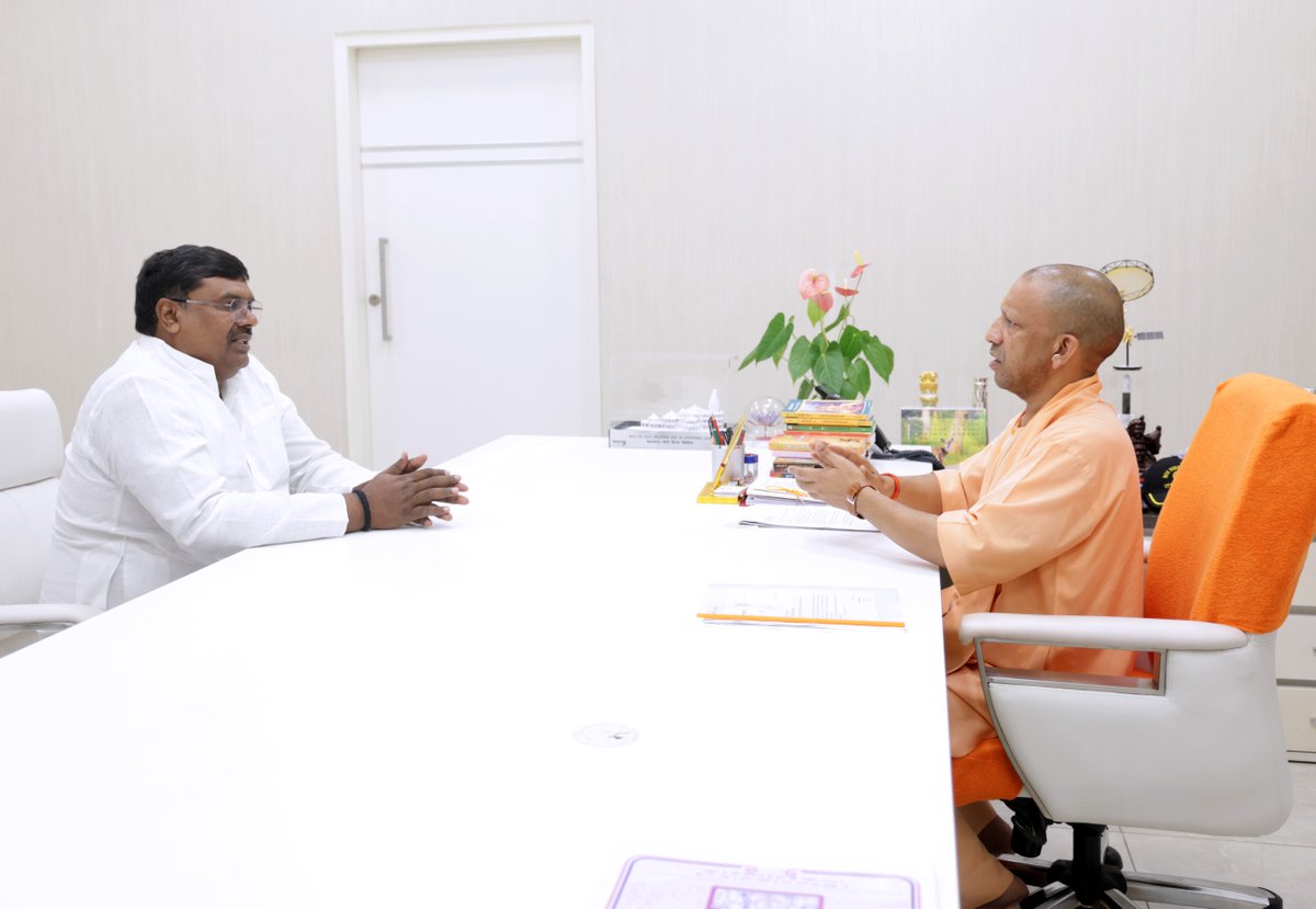 myogioffice's tweet image. मुख्यमंत्री श्री @myogiadityanath जी महाराज से आज लखनऊ में जनपद मऊ के मधुबन विधान सभा क्षेत्र के माननीय विधायक श्री राम बिलास चौहान जी ने शिष्टाचार भेंट की।