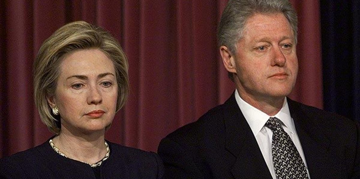 25YearsAgoLive's tweet image. Bill and Hillary Clinton celebrate their 25th wedding anniversary. 

On October 11, 1975, the two married in their living room in a simple ceremony, and things have been peachy ever since.