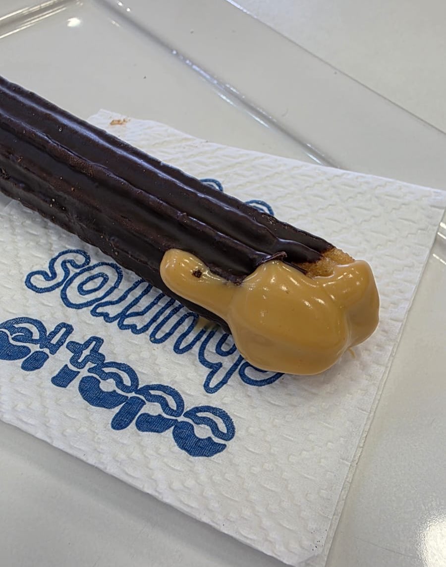 churreriaeltopo's tweet image. Laboratorio de Bunge y el Mar, Pinamar. Churro bañado en chocolate semi amargo relleno con caramelo salado. Fase 1. Los leo.