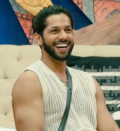 StellaCharm_'s tweet image. They keep talking, he keeps shining. If this was said about anyone else, the house would’ve erupted  but Baseer’s calmness is mistaken for weakness. He chooses peace, not pettiness, and that’s why he stands out. The obsession is undeniable .

#BaseerAli #BiggBoss19 #BB19