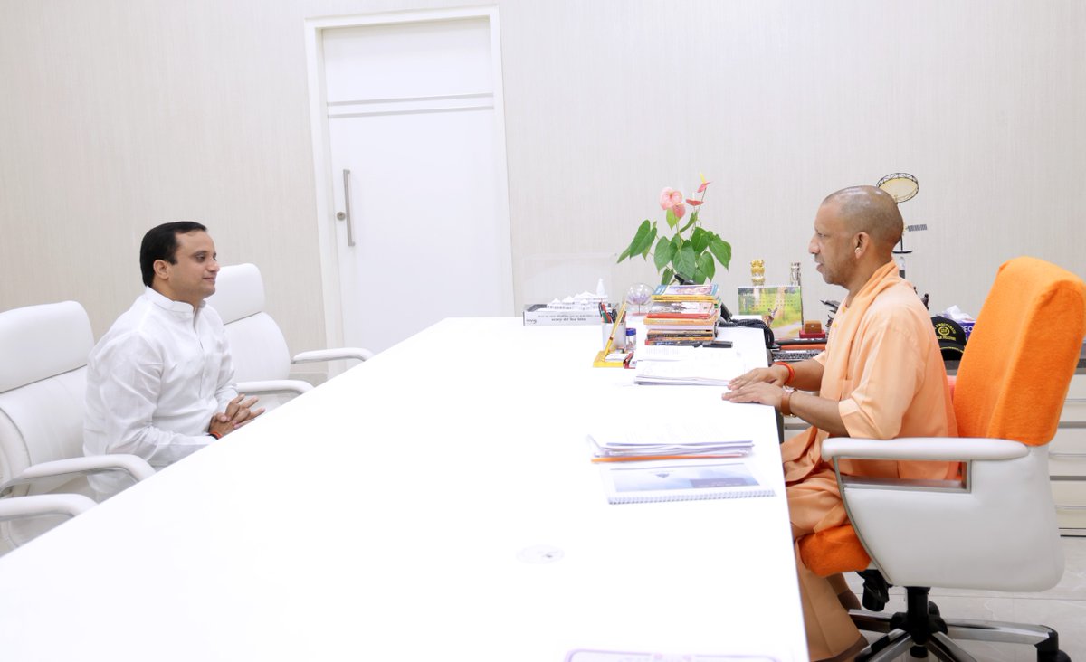 myogioffice's tweet image. मुख्यमंत्री श्री @myogiadityanath जी महाराज से आज लखनऊ में पूर्वांचल विकास बोर्ड, उत्तर प्रदेश के सदस्य श्री विजय विक्रम सिंह जी ने शिष्टाचार भेंट की।

@VijayVikramUP