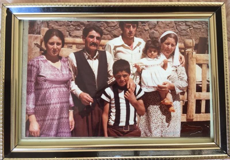 Ölümünün 18.yılında Modern Kürt edebiyatının mimarı: Mehmed Uzun. Sürgünden Diyarbakır’a uzanan bir yazarlık yolu, sözleri, eserleri ve hayatı için;

kurds.wiki/mehmed-uzun/