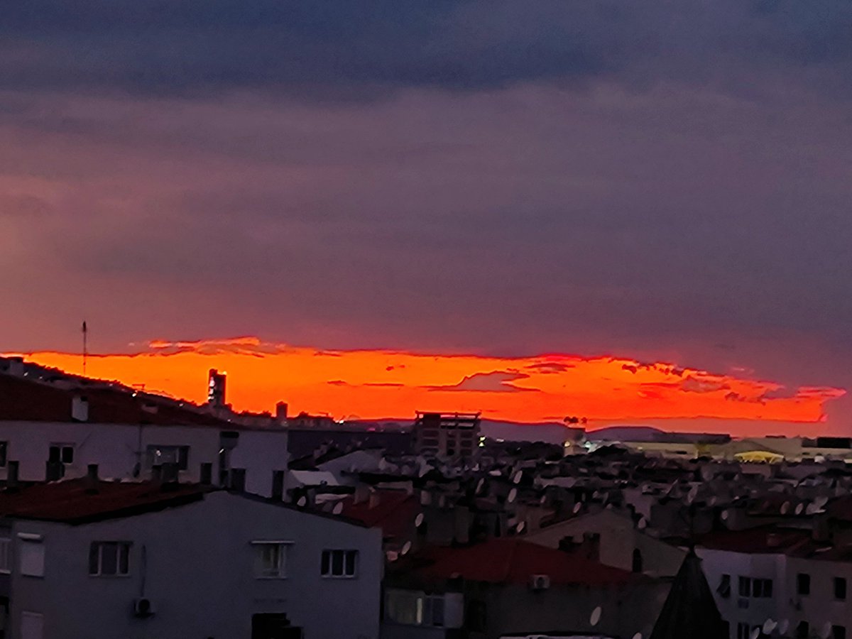 bazen göğü kucaklayıp getirmek istersin de sıkışıp kalırsın uçsuz bucaksız bir alana; iki gri arasına...