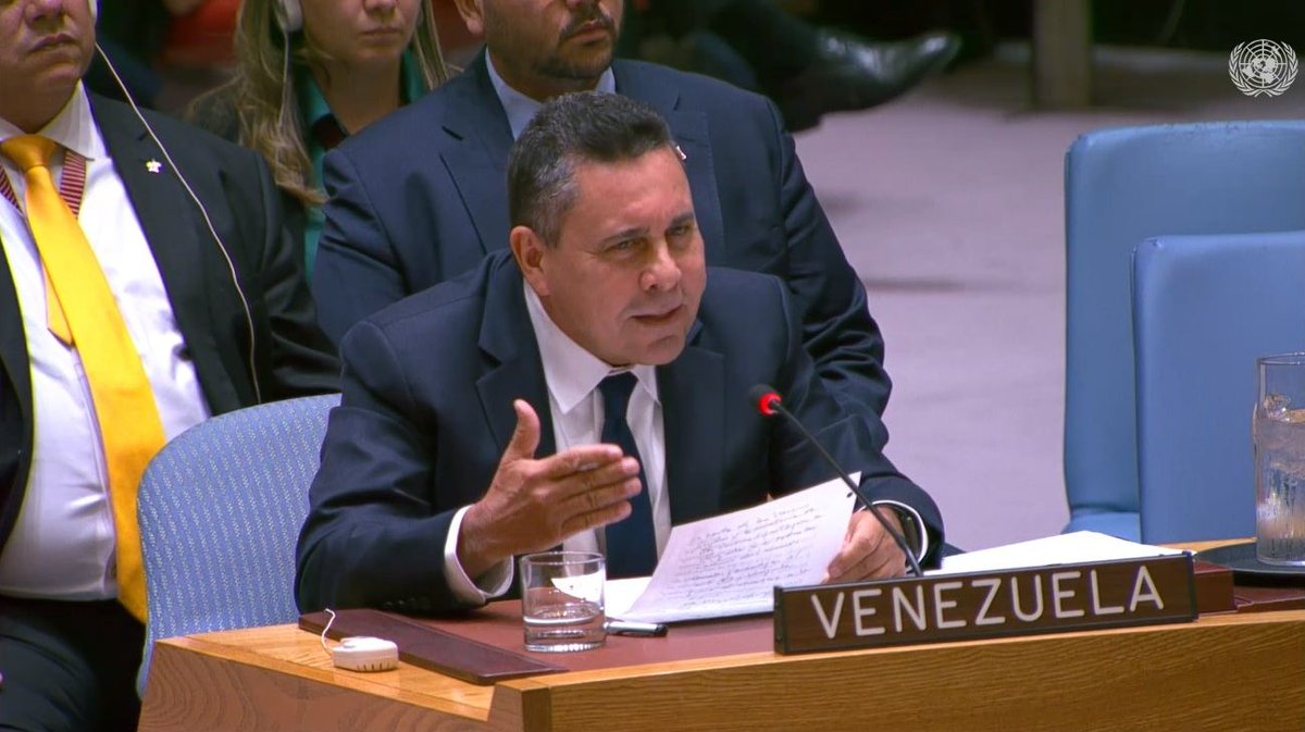 NoticiasPsuv_'s tweet photo. Embajador venezolano #SamuelMoncada en la ONU: "Ante un ataque de EEUU, ejerceremos con toda fuerza nuestro derecho a la legítima defensa". Denunció que las acusaciones de #EEUU carecen de pruebas y afirmó: "Venezuela es nuestra, no es de los Estados Unidos".

#Venezuela #ONU #VenezuelaSeRespeta 

https://t.co/eHPSXSL5Pf