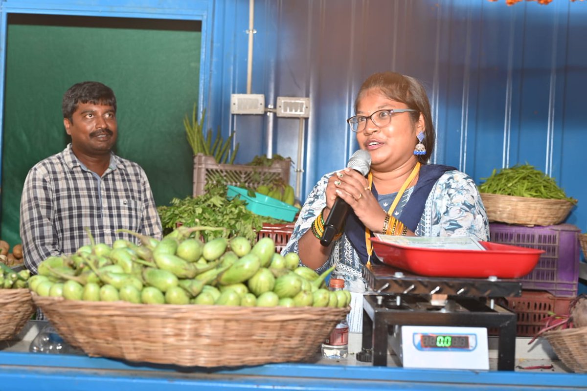 chaakirevu's tweet image. ఆడపడుచుల చేయి పట్టి.. బతుకు గమ్యం చూపించిన మార్గదర్శనం! 💪

&apos;ఒక కుటుంబం-ఒక వ్యాపారవేత్త&apos; కింద పొదుపు సంఘాల అక్కచెల్లెమ్మలకు స్వాతంత్ర్యం. నెల్లూరులో మొదలైన ఈ ఆశల పంట త్వరలో విశాఖ, విజయవాడతో సహా 8 నగరాలకు విస్తరణ.

2,000 మందికి ఉపాధికి భరోసా! #APDevelopment #WomenEmpowerment