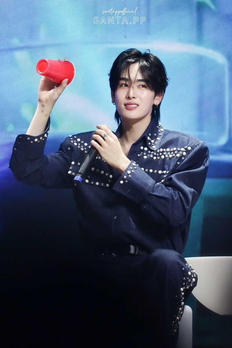 SantaOfficialTH's tweet image. พวกเราจะคอยโอบกอดแซนต้าดวงใจของเราอยู่ตรงนี้เสมอนะ🤍 

PERTHSANTA P10L VN FANMEET

#Perfect10LinersFMinVietnam
#PerthSanta #เพิร์ธเเซนต้า
#PerthTanapon #Santapp