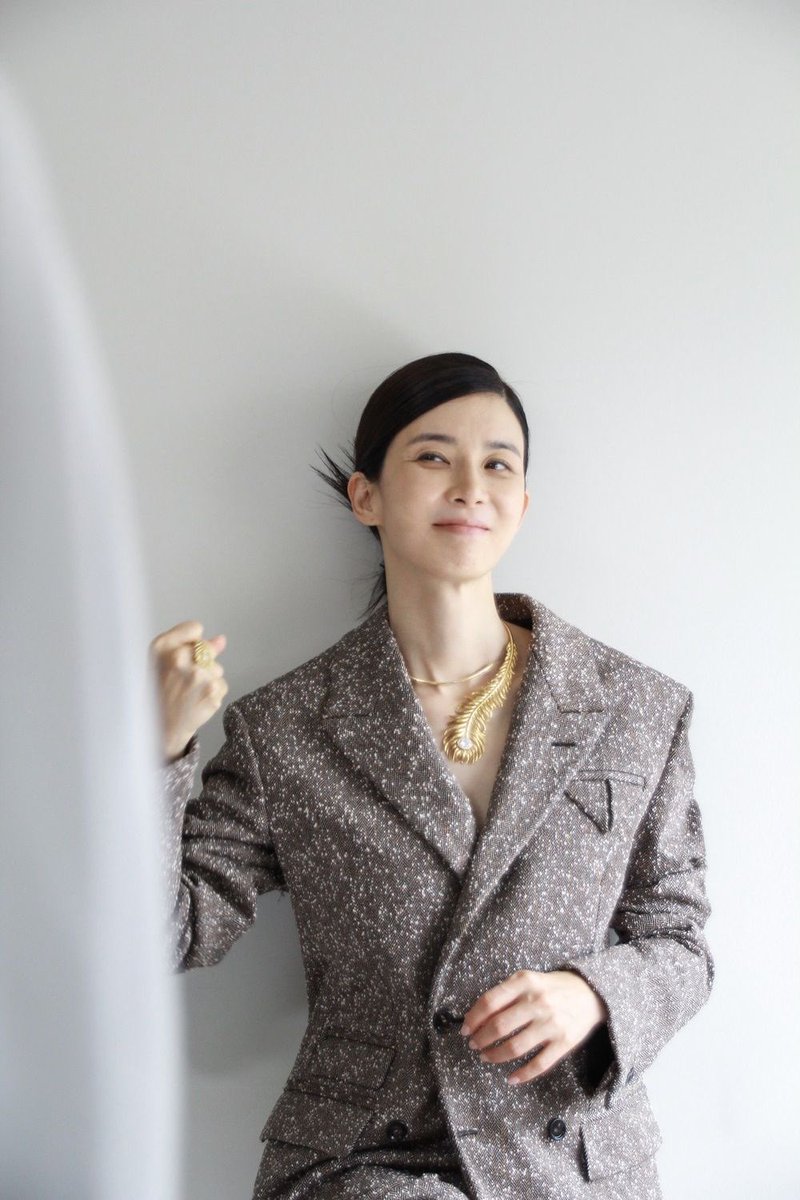 세상 화려한 목걸이 걸치고
세상 무해한 표정으로 우헤헤
매력은 어디까지인걸까