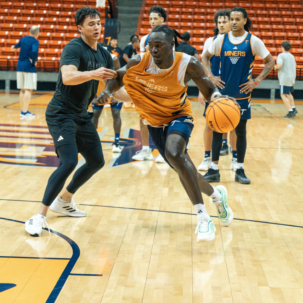 UTEPMBB's tweet image. Happy birthday to our newest assistant coach, @CoachLakey! 🥳🎉 

#PicksUp