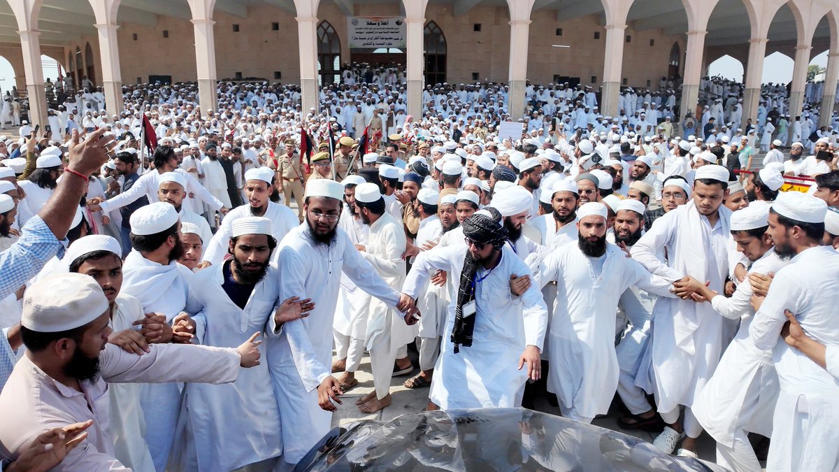 WakeelMubariz's tweet image. The welcome scenes of Afghanistan's foreign minister in Darul Uloom Deoband, India