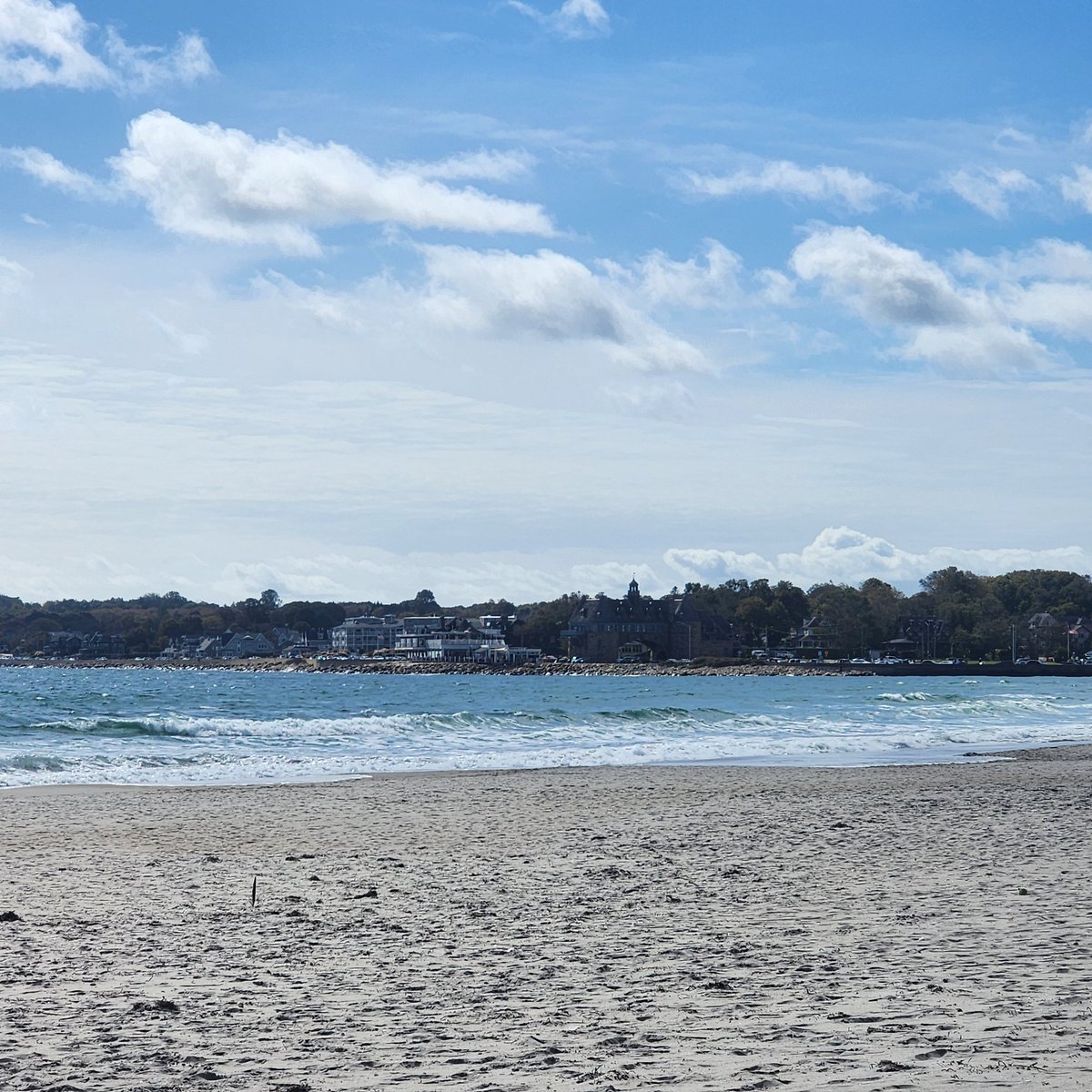 RecruitRetail's tweet image. Looks like a day for the die-hards!
Blue sky, sunshine, and the ocean... look like a beach day to me! #SummerVibes #BeachGirl