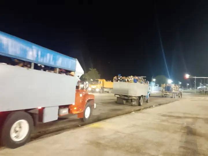 Desde muy temprano, trabajadores de diversos sectores del municipio #SantiagoDeCuba se unieron a las movilizaciones que tienen lugar en toda la provincia para garantizar la cosecha cafetalera. 
#LaLuchaNoHaCesado