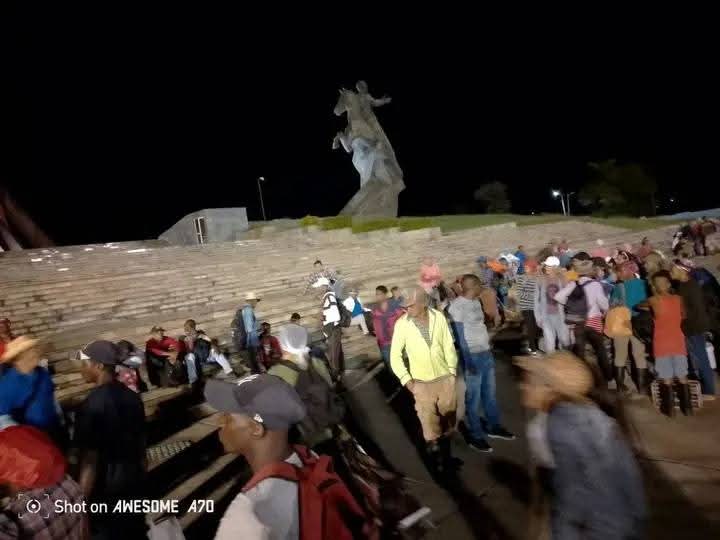 BeatrizJUrrutia's tweet photo. Desde muy temprano, trabajadores de diversos sectores del municipio #SantiagoDeCuba se unieron a las movilizaciones que tienen lugar en toda la provincia para garantizar la cosecha cafetalera. 
#LaLuchaNoHaCesado https://t.co/2BdYUZR37j