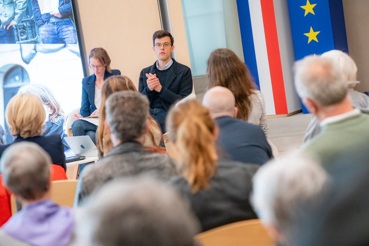 PierreBaty's tweet image. 📝🗣️| Dernières retouches des contributeurs au projet #Paris2026 autour de @MaudGatel ! 

👉 3500 Parisiens interrogés 
👉 120 experts parisiens consultés
