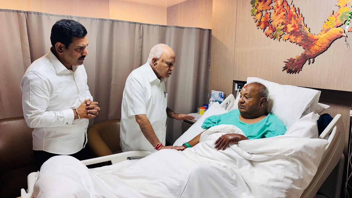BJP4Karnataka's tweet image. ಬಿಜೆಪಿ ರಾಷ್ಟ್ರೀಯ ಸಂಸದೀಯ ಮಂಡಳಿ ಸದಸ್ಯರು, ಮಾಜಿ‌ ಮುಖ್ಯಮಂತ್ರಿಗಳಾದ ಶ್ರೀ @BSYBJP  ಹಾಗೂ ರಾಜ್ಯಾಧ್ಯಕ್ಷರಾದ ಶ್ರೀ @BYVijayendra  ಅವರು ಅಸೌಖ್ಯದಿಂದ ಆಸ್ಪತ್ರೆಗೆ ದಾಖಲಾಗಿರುವ ಮಾಜಿ ಪ್ರಧಾನಿ ಶ್ರೀ ಎಚ್‌.ಡಿ. ದೇವೇಗೌಡ ಅವರ ಆರೋಗ್ಯ ವಿಚಾರಿಸಿದರು.
