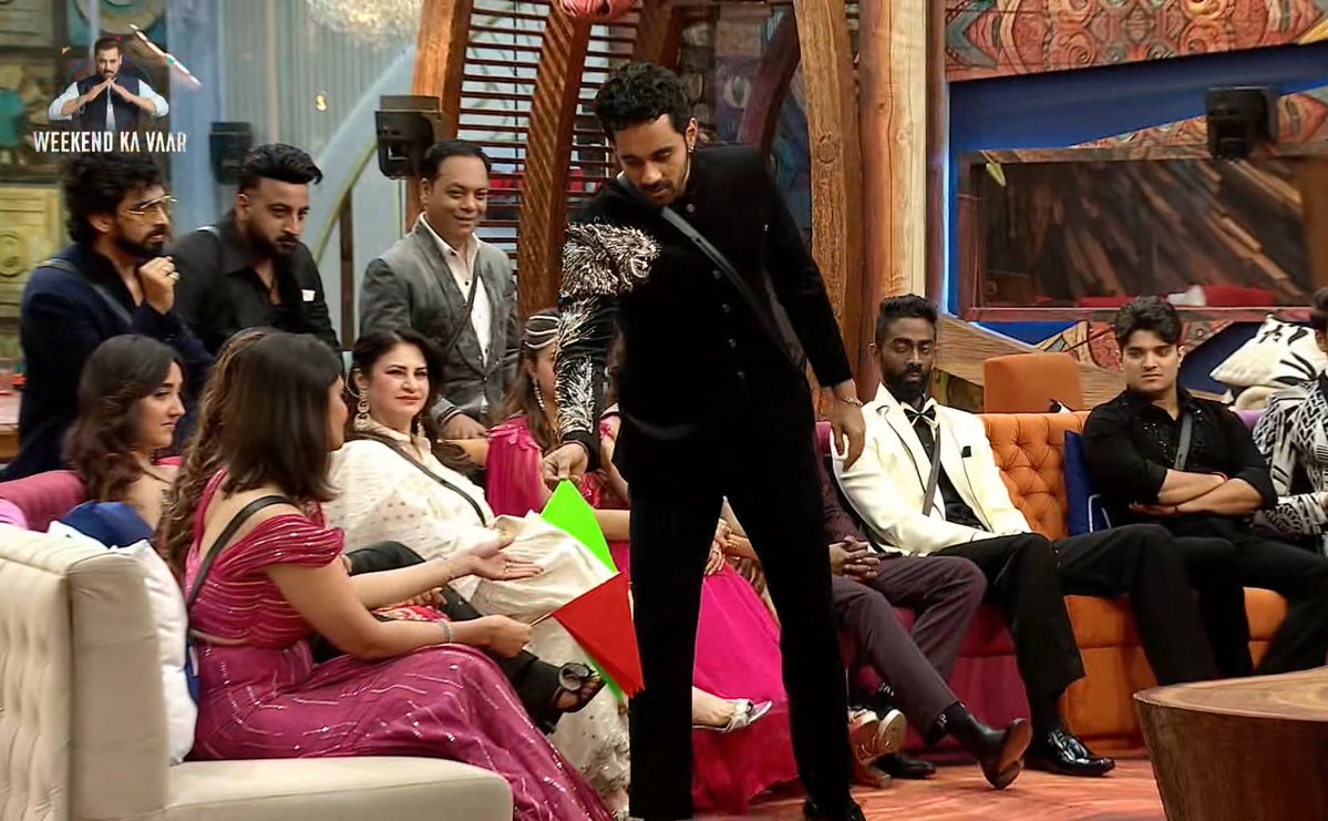TheBiggBossGirl's tweet image. #AbhishekBajaj giving green flag to Malti saying maybe she isn&apos;t empathetic coz of what she saw from outside but we can be, hence I will give green flag. 👀

#WeekendKaVaar • #BB19 • #BiggBoss19