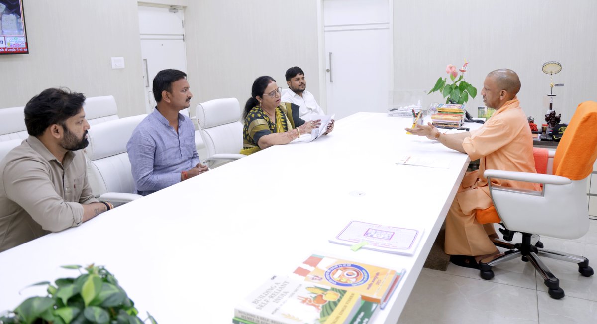 myogioffice's tweet image. मुख्यमंत्री श्री @myogiadityanath जी महाराज से आज लखनऊ में जनपद सीतापुर के महमूदाबाद विधान सभा क्षेत्र की माननीय विधायक श्रीमती आशा मौर्य जी ने शिष्टाचार भेंट की।

इस अवसर पर उनके पुत्र श्री आकाश मौर्य जी तथा श्री रितेश सिंह जी एवं श्री वैभव सिंह जी भी उपस्थित रहे।…